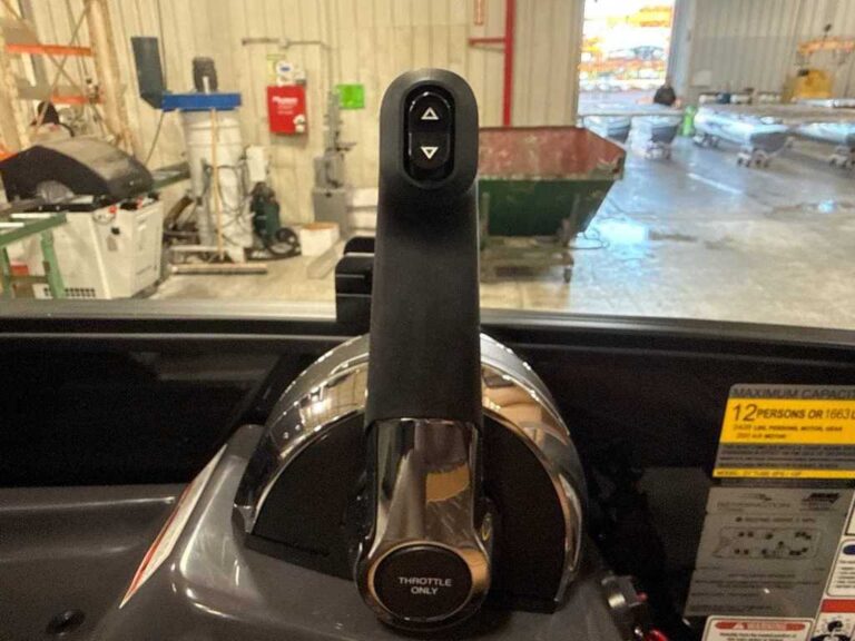 2026 Bennington 22MFB - SPS - Blackout US-ETWC6647J526 [photo 13]